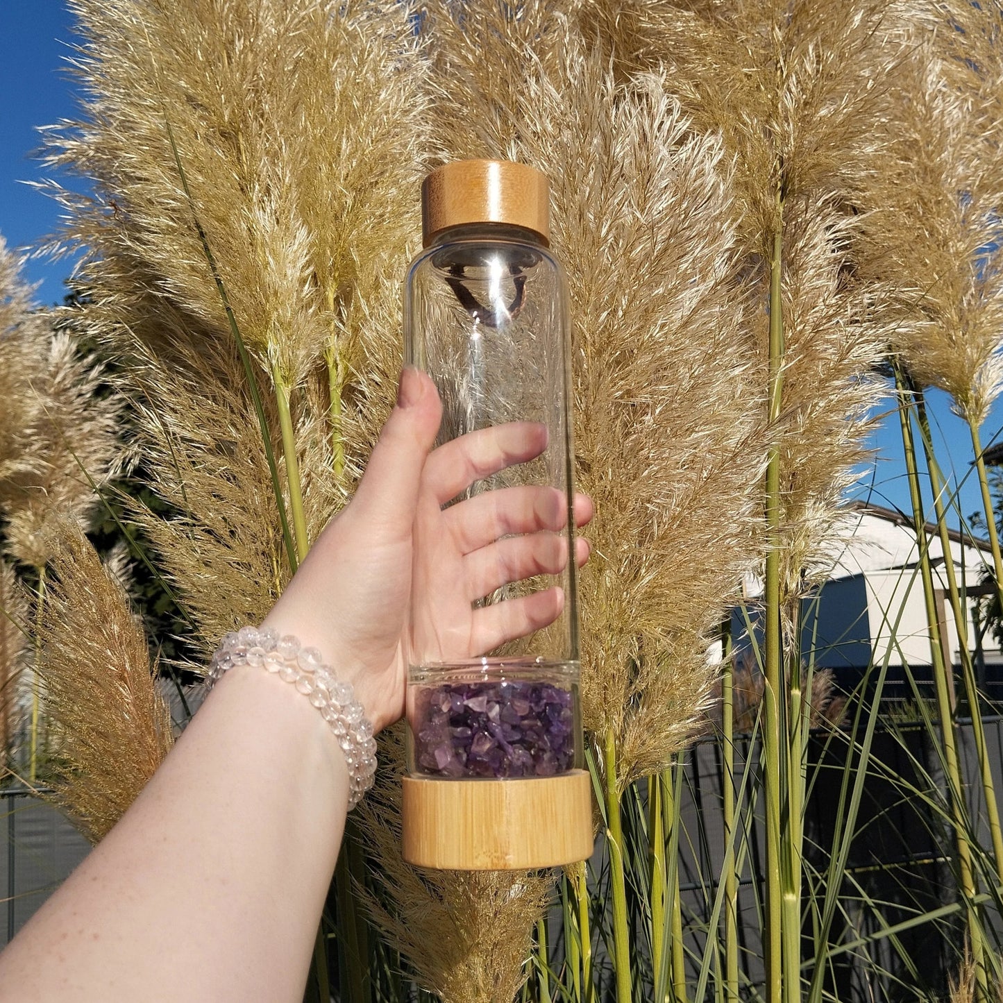 Kristall Trinflasche (Wasserflasche) aus Glas mit Amethyst Steinen.