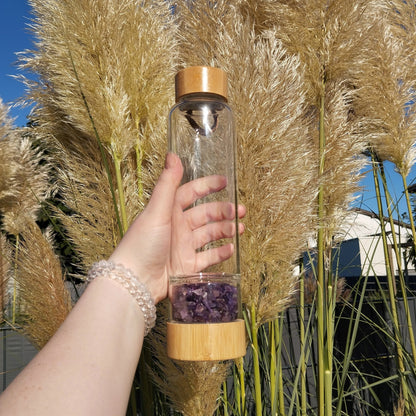 Kristall Trinflasche (Wasserflasche) aus Glas mit Amethyst Steinen.
