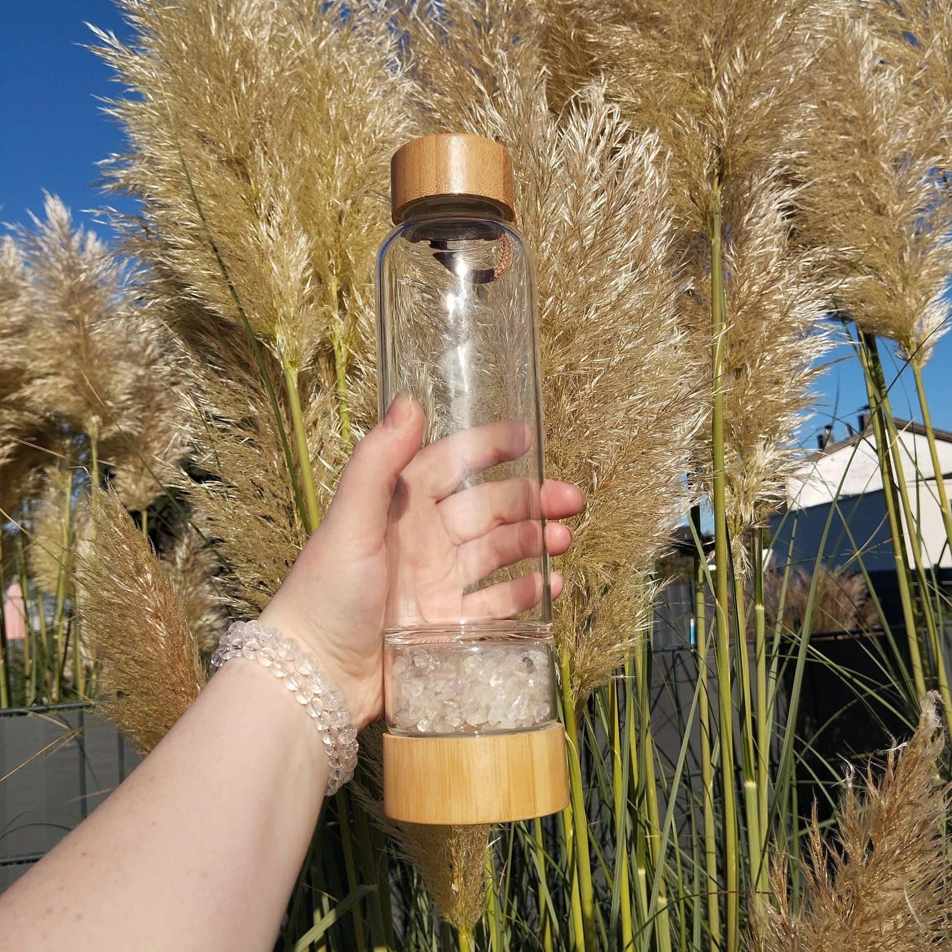 Kristall Trinflasche (Wasserflasche) aus Glas mit Bergkristall Steinen.