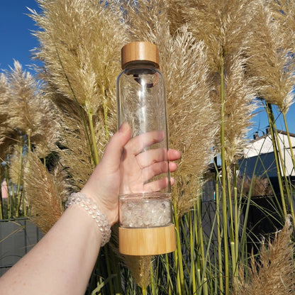 Kristall Trinflasche (Wasserflasche) aus Glas mit Bergkristall Steinen.