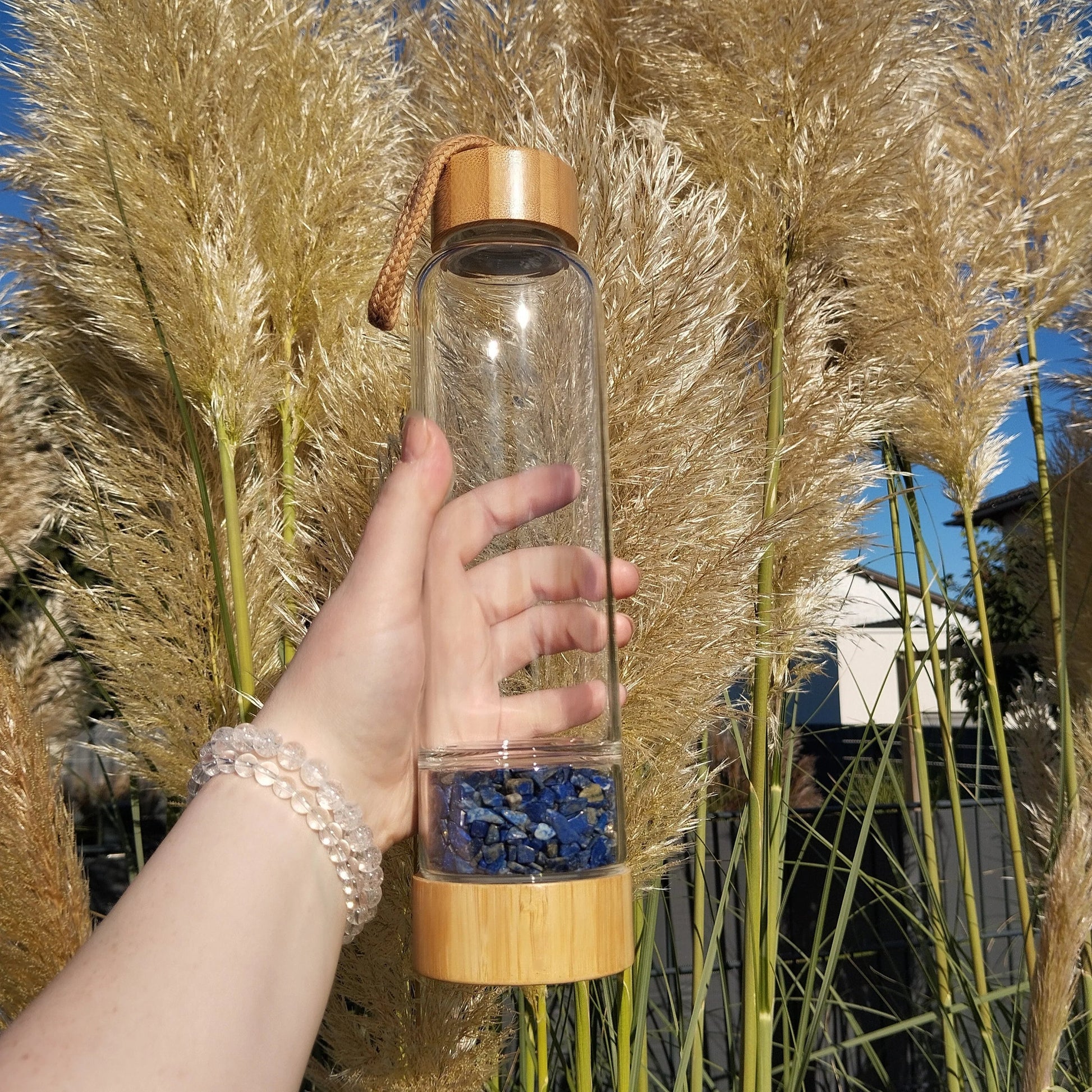 Kristall Trinflasche (Wasserflasche) aus Glas mit Lapis Lazuli Steinen.