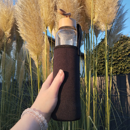 Kristall Trinflasche (Wasserflasche) aus Glas mit schwarzer Neopren Hülle.