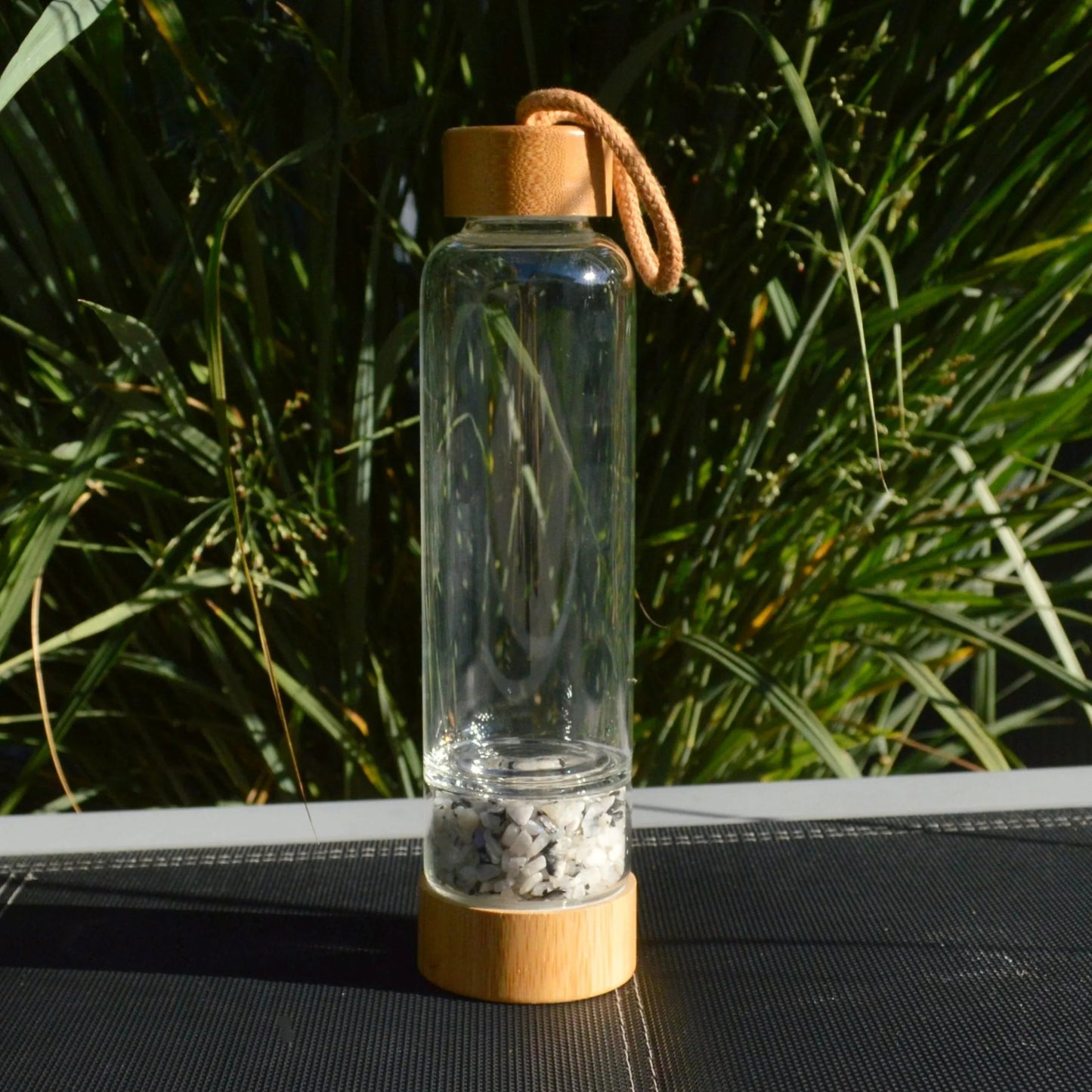 Kristall Trinflasche (Wasserflasche) aus Glas mit Mondstein Steinen.