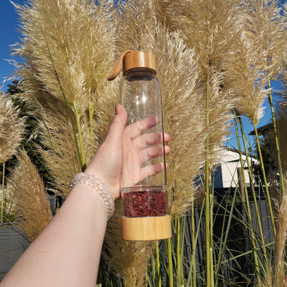 Kristall Trinflasche (Wasserflasche) aus Glas mit Roter Jaspis Steinen.