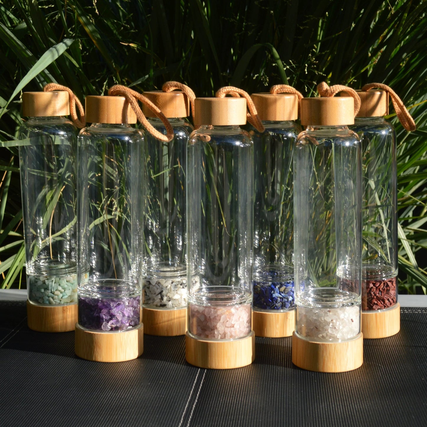 Trinkflasche mit Kristallen, zur Steigerung von Energie und Wohlbefinden, perfekt für Büro, Sport oder Zuhause.