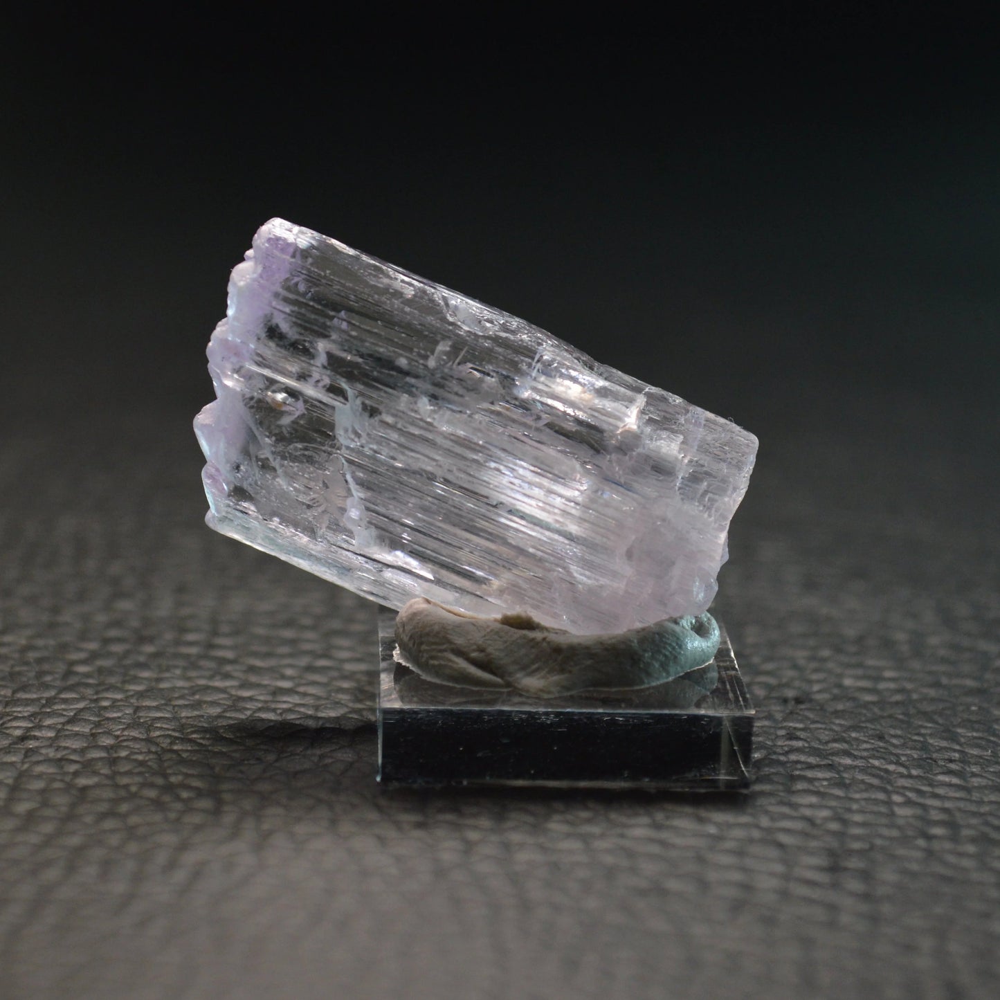 Kunzit auf Acrylsockel