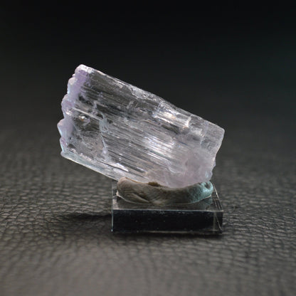 Kunzit auf Acrylsockel