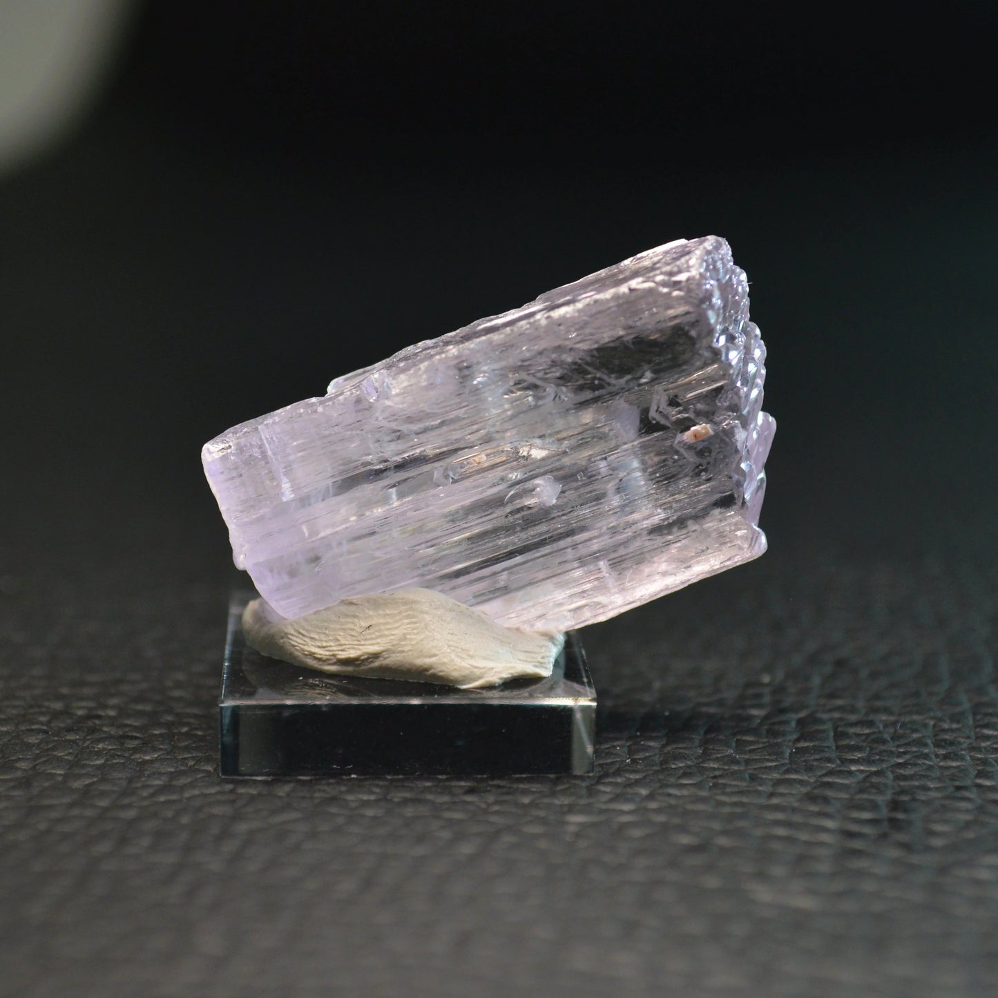 Kunzit auf Acrylsockel