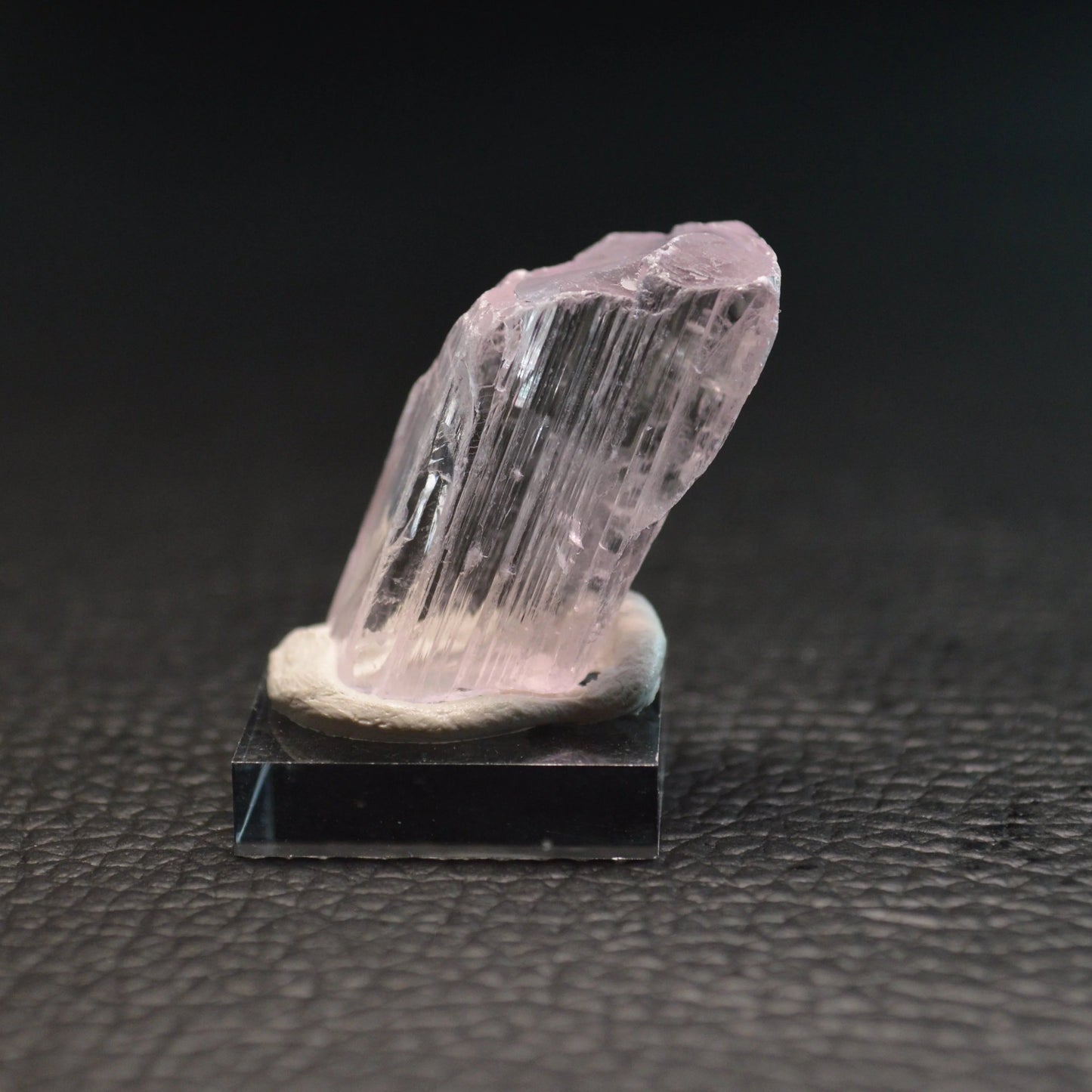 Kunzit auf Acrylsockel