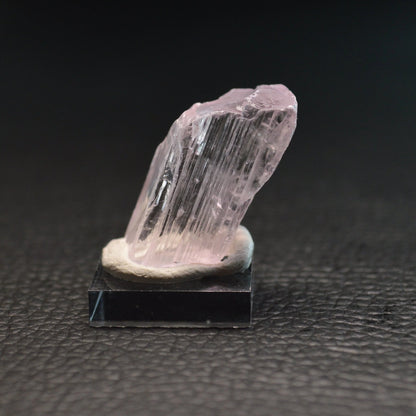 Kunzit auf Acrylsockel