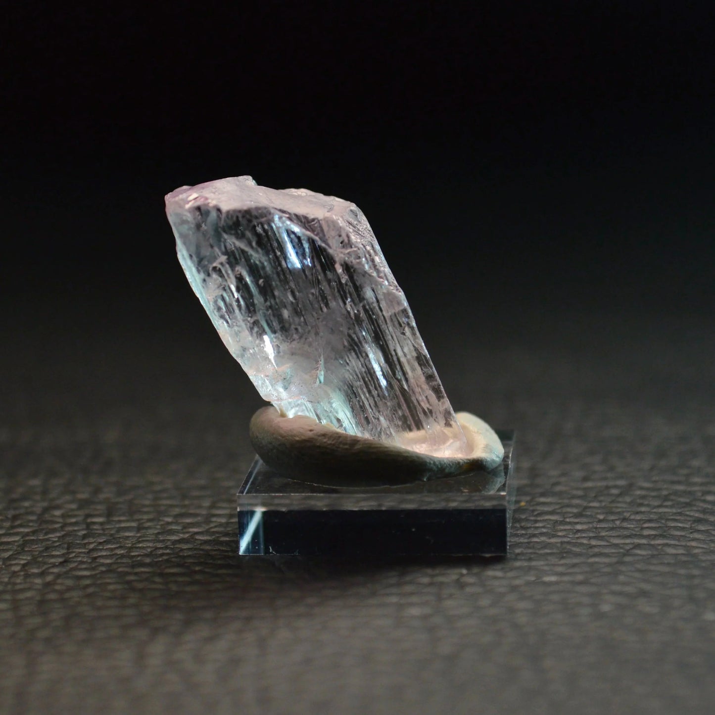 Kunzit auf Acrylsockel