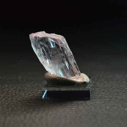 Kunzit auf Acrylsockel