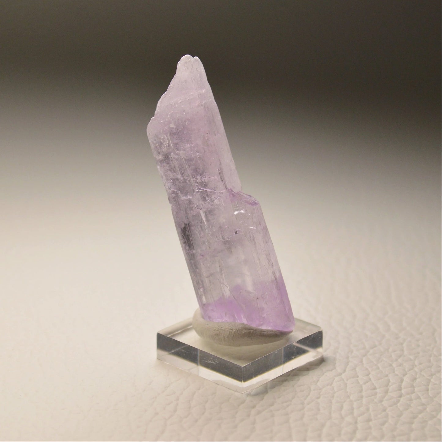 Kunzit auf Acrylsockel