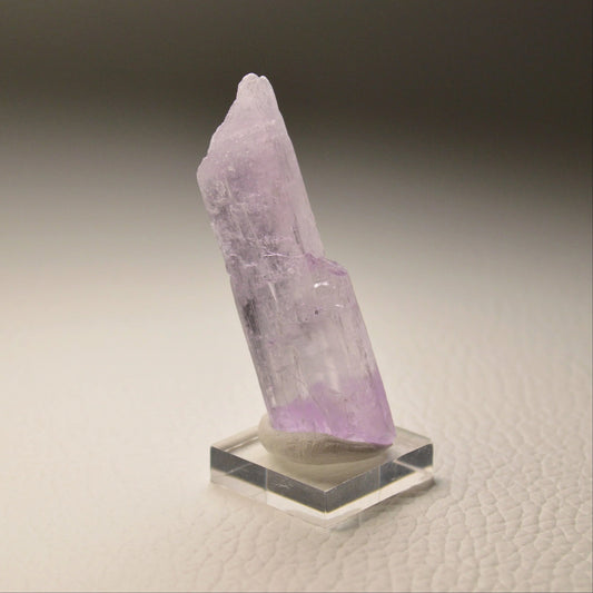 Kunzit auf Acrylsockel