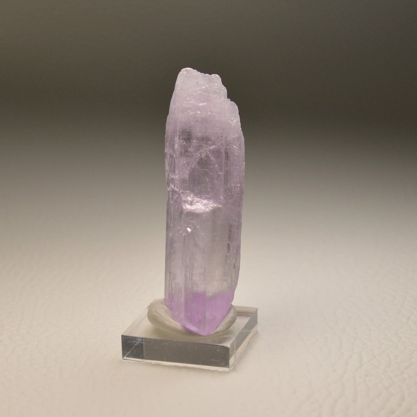 Kunzit auf Acrylsockel