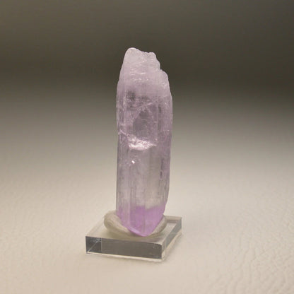 Kunzit auf Acrylsockel