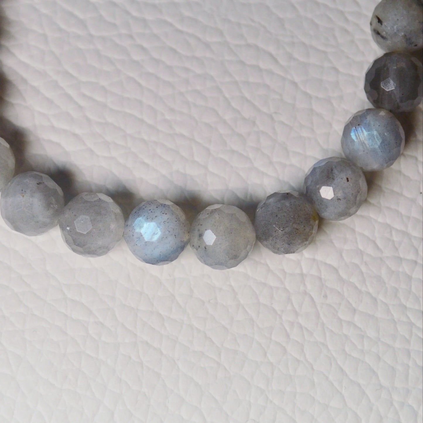 Schillerndes Labradorit Armband mit 8mm facettierten Perlen - hochwertige Verarbeitung. Nahansicht.
