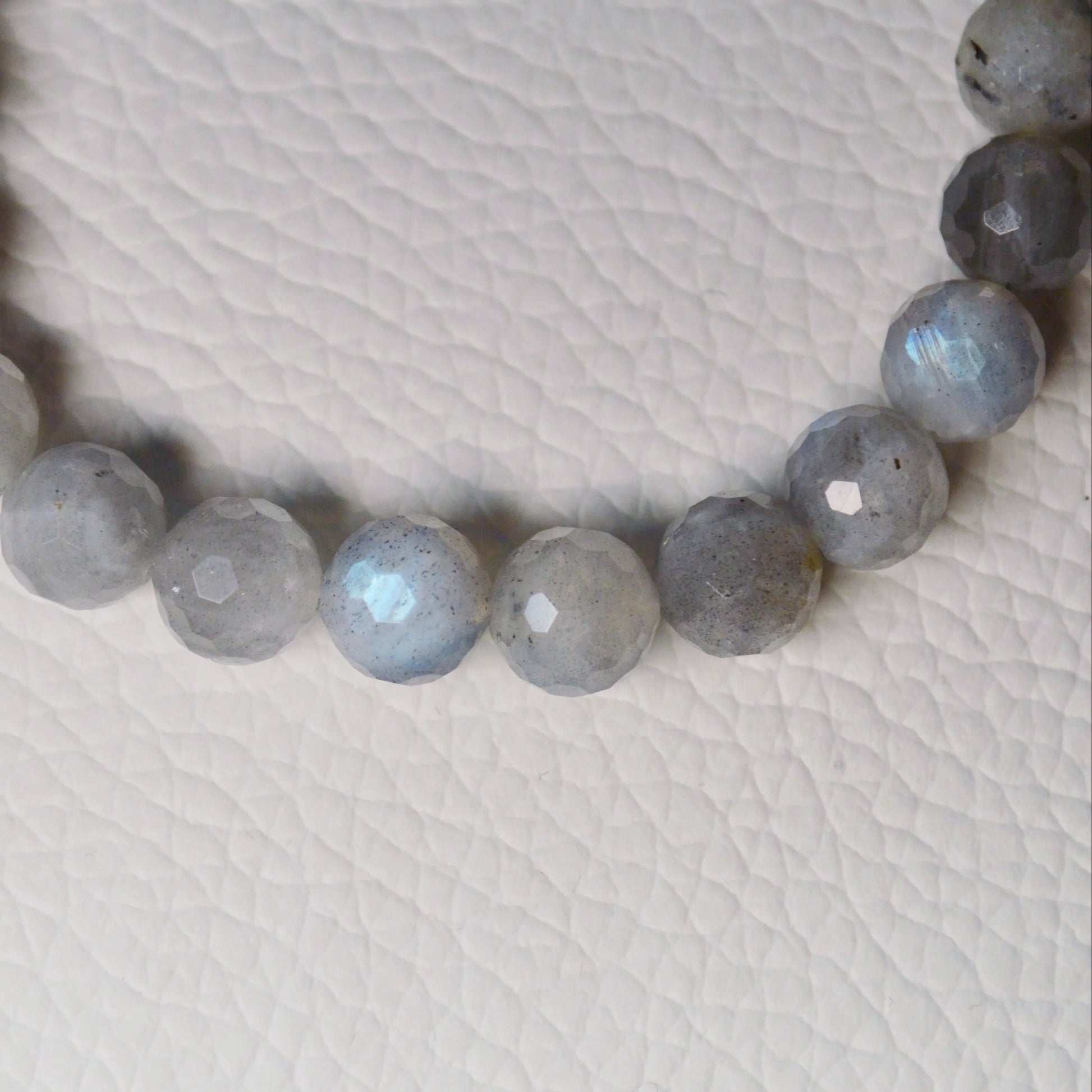 Schillerndes Labradorit Armband mit 8mm facettierten Perlen - hochwertige Verarbeitung. Nahansicht.