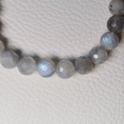 Schillerndes Labradorit Armband mit 8mm facettierten Perlen - hochwertige Verarbeitung. Nahansicht.