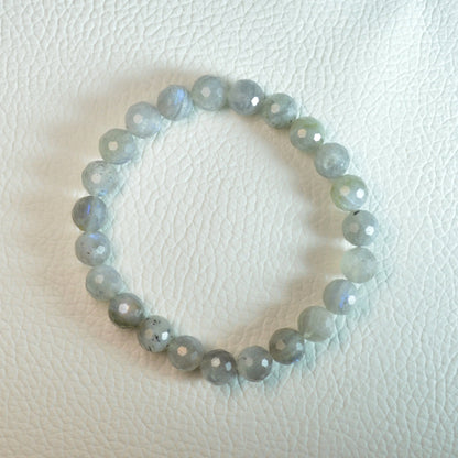Schillerndes Labradorit Armband aus 8mm facettierten Natursteinperlen. Einzelansicht.