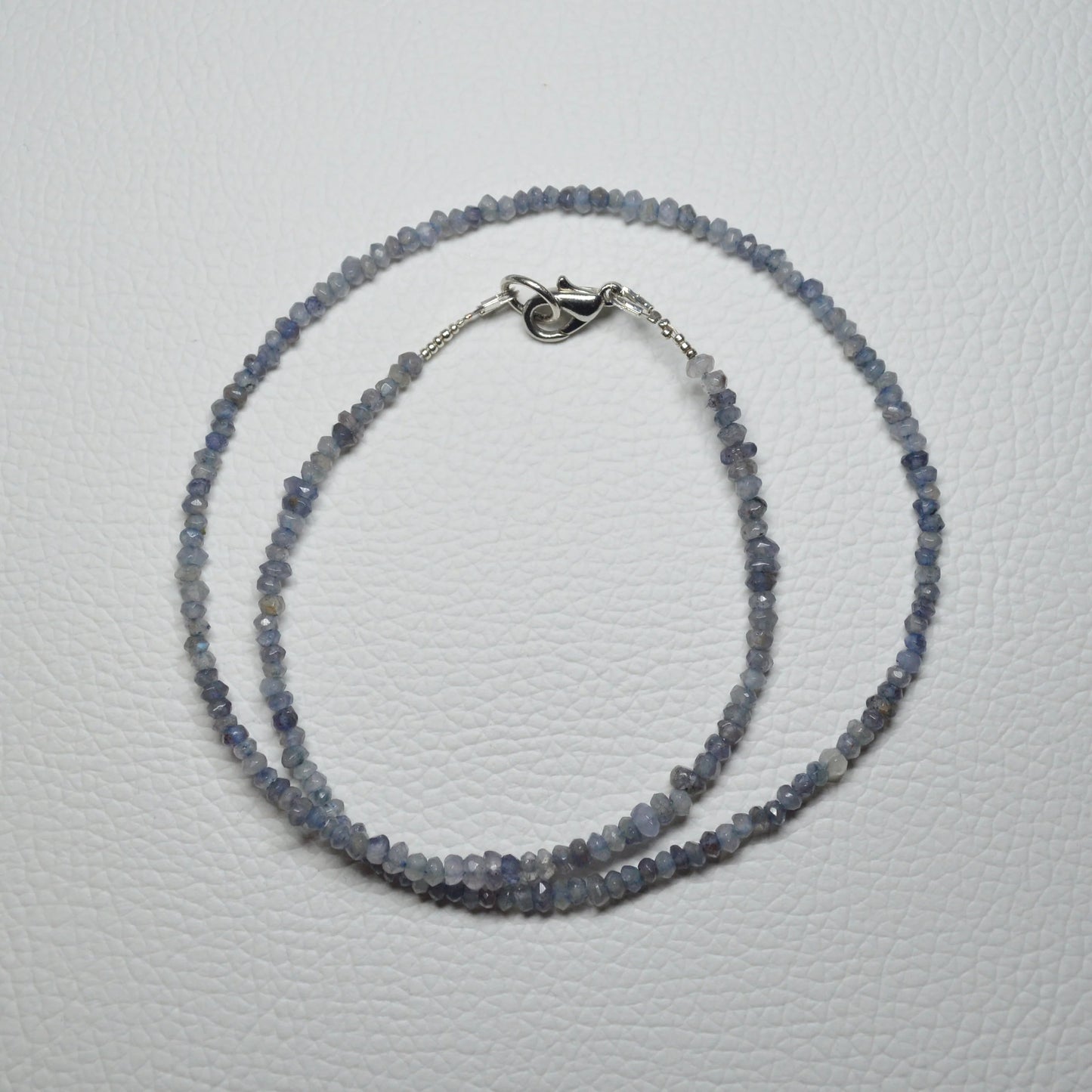 Labradorit Halskette aus 3mm facettierten Natursteinperlen, 45 cm lang, mit Metallverschluss – Edelsteinschmuck.