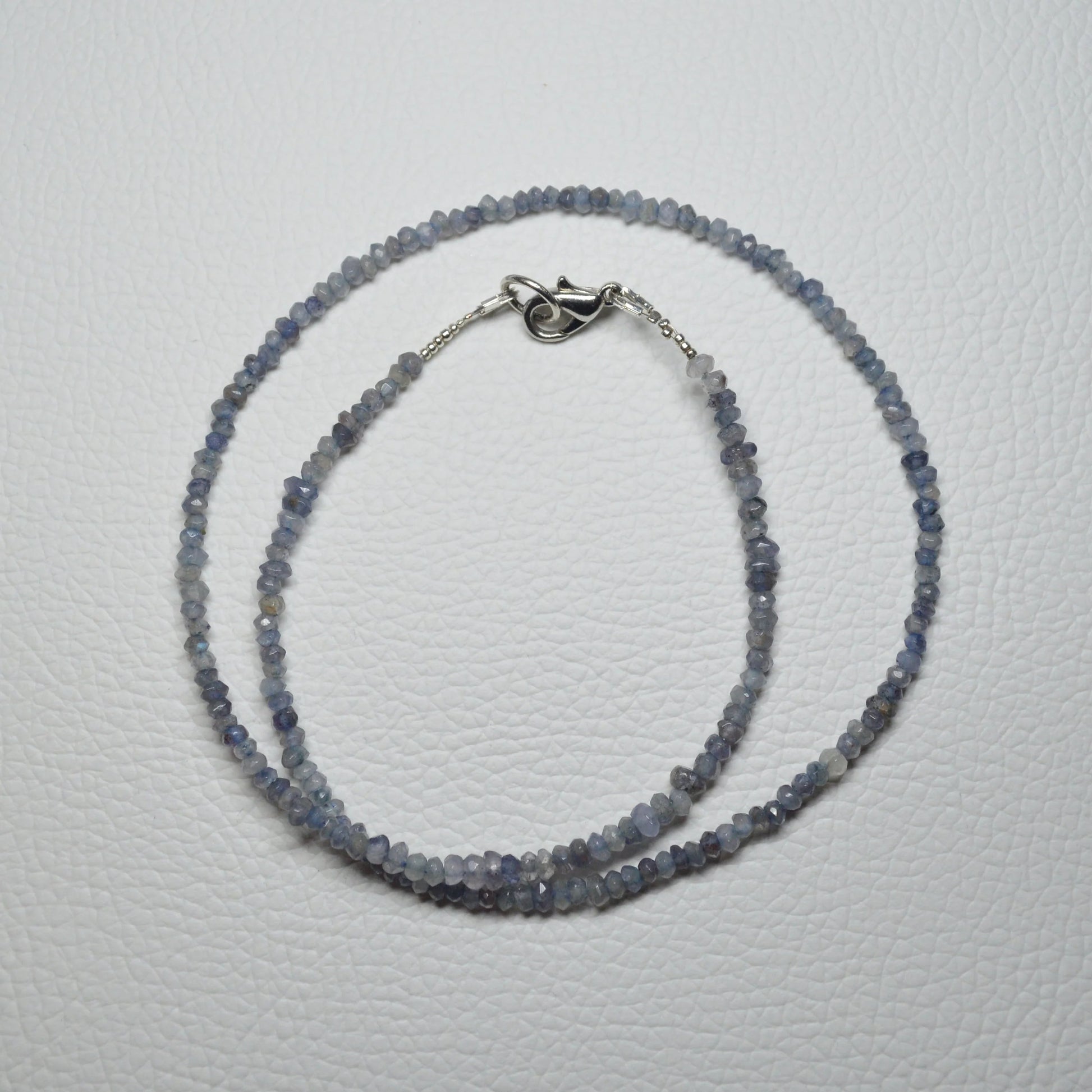 Labradorit Halskette aus 3mm facettierten Natursteinperlen, 45 cm lang, mit Metallverschluss – Edelsteinschmuck.