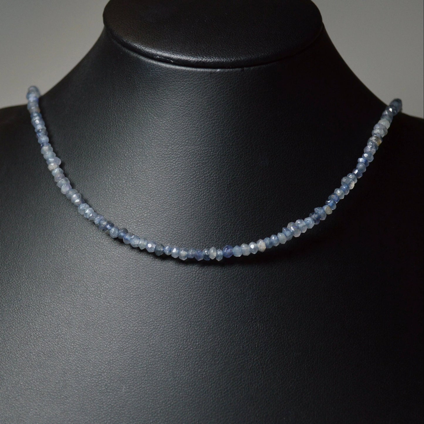 Labradorit Perlenkette aus 3mm Naturstein – Kristallschmuck mit Metallverschluss auf Büste.