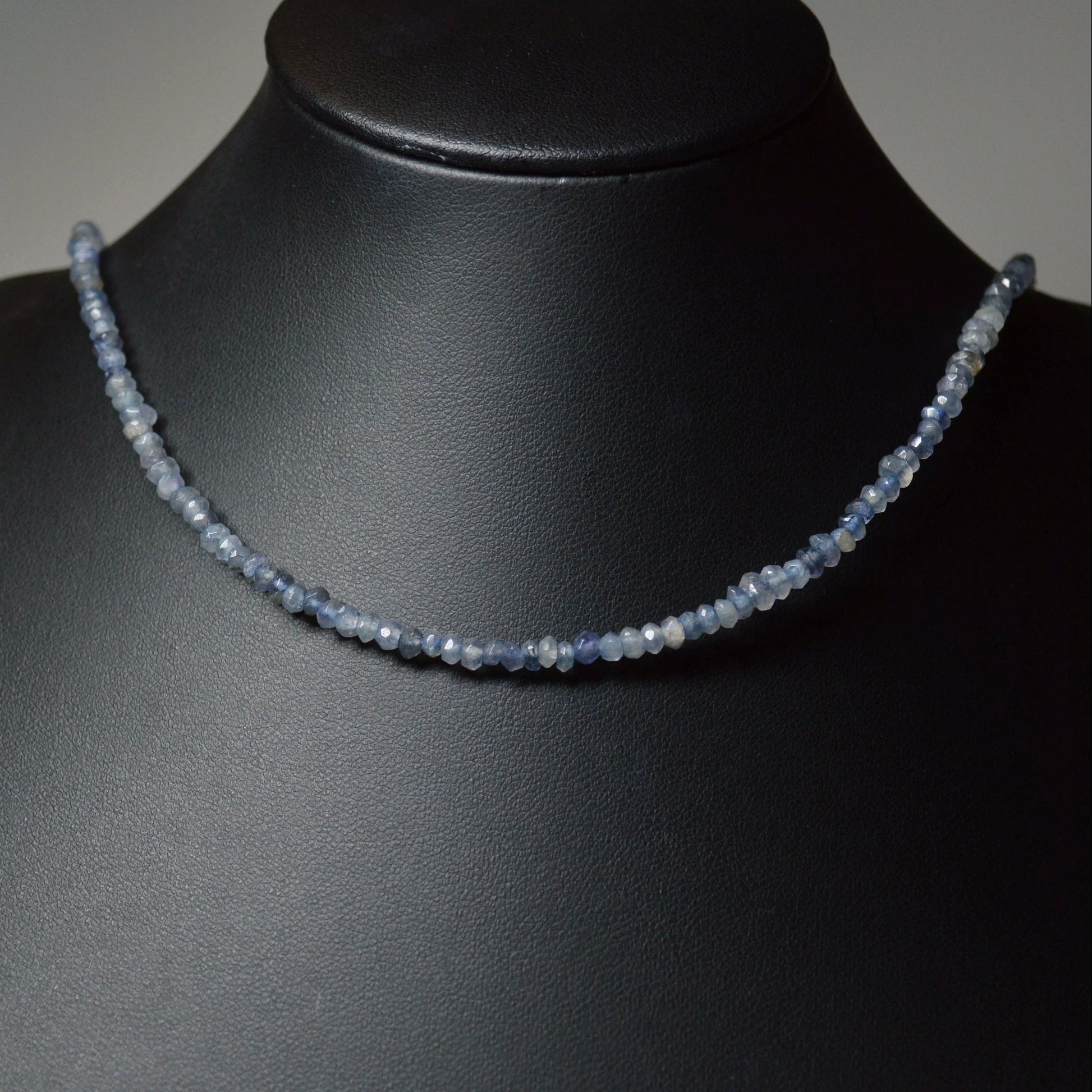 Labradorit Perlenkette aus 3mm Naturstein – Kristallschmuck mit Metallverschluss auf Büste.