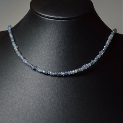 Labradorit Perlenkette aus 3mm Naturstein – Kristallschmuck mit Metallverschluss auf Büste.