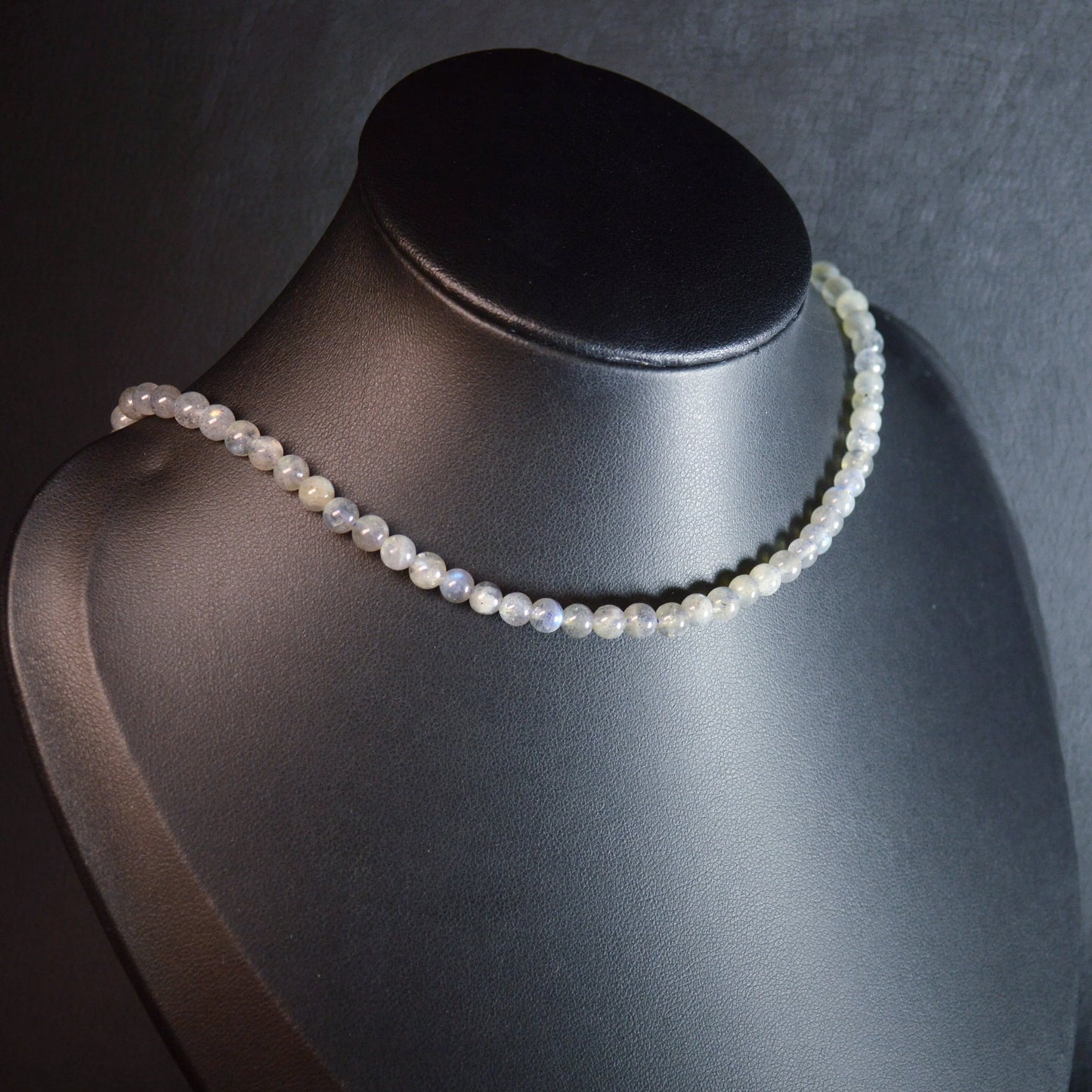 Labradorit Perlenkette aus 4mm extra Naturstein – Schillernder Kristallschmuck mit Metallverschluss auf Büste.
