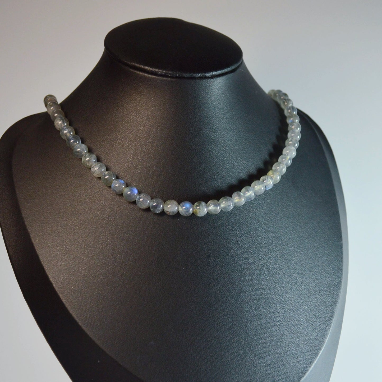 Labradorit Perlenkette aus 6mm Naturstein – Schillernder Kristallschmuck mit Metallverschluss auf Büste.
