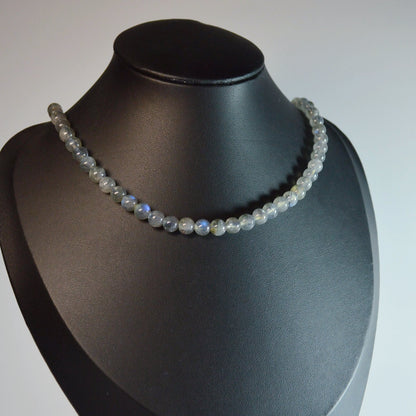 Labradorit Perlenkette aus 6mm Naturstein – Schillernder Kristallschmuck mit Metallverschluss auf Büste.