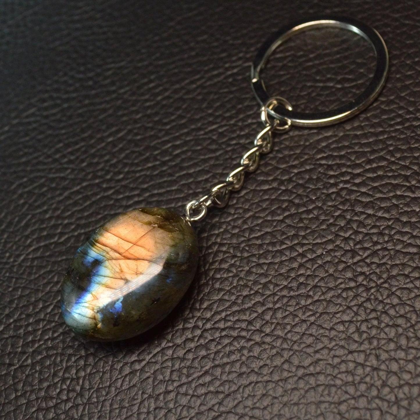 Labradorit Edelstein Schlüsselanhänger von Natural Crystals, stilvolles Accessoire mit Schutzwirkung.