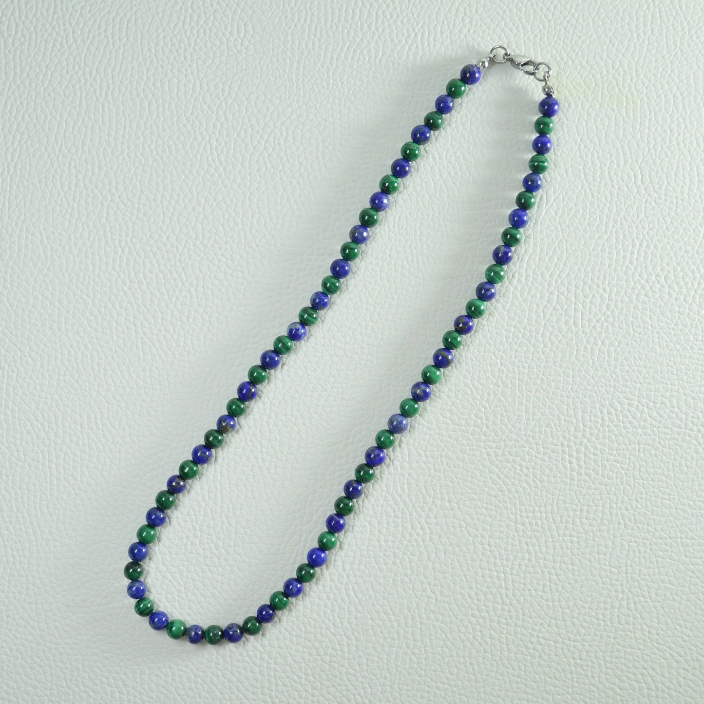 Lapislazuli Malachit Perlenkette aus 6mm Naturstein – Kristallschmuck mit Metallverschluss. Gesamtansicht.