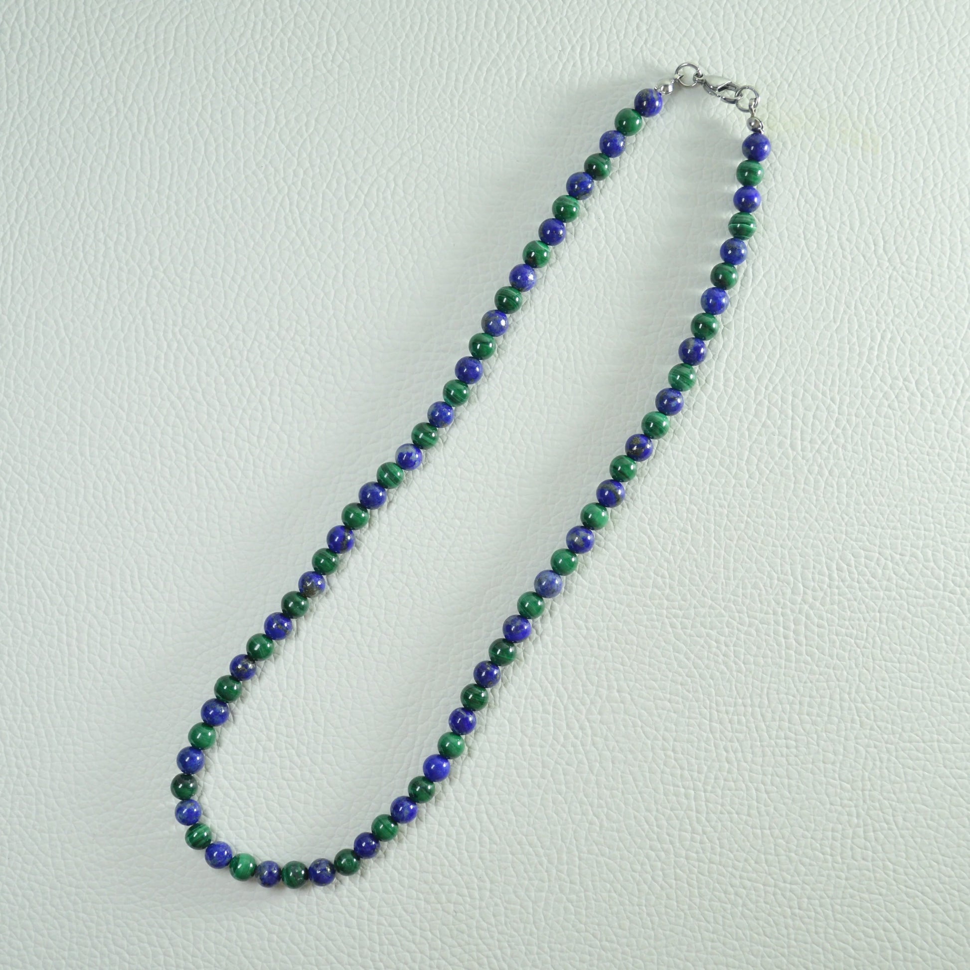 Lapislazuli Malachit Perlenkette aus 6mm Naturstein – Kristallschmuck mit Metallverschluss. Gesamtansicht.