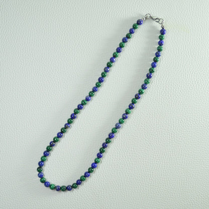Lapislazuli Malachit Perlenkette aus 6mm Naturstein – Kristallschmuck mit Metallverschluss. Gesamtansicht.