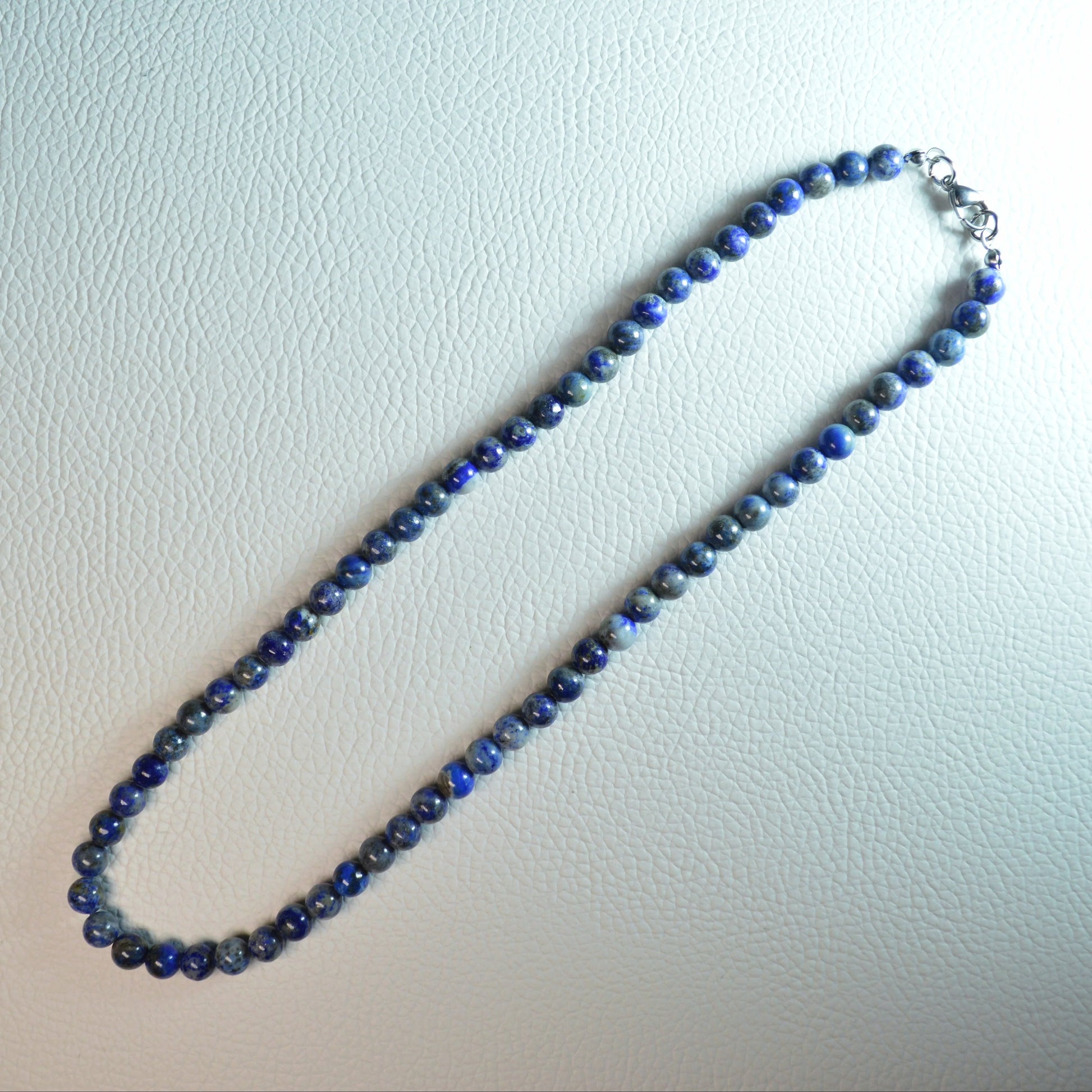 Lapislazuli Perlenkette aus 68mm Naturstein – Kristallschmuck mit Metallverschluss. Gesamtansicht.