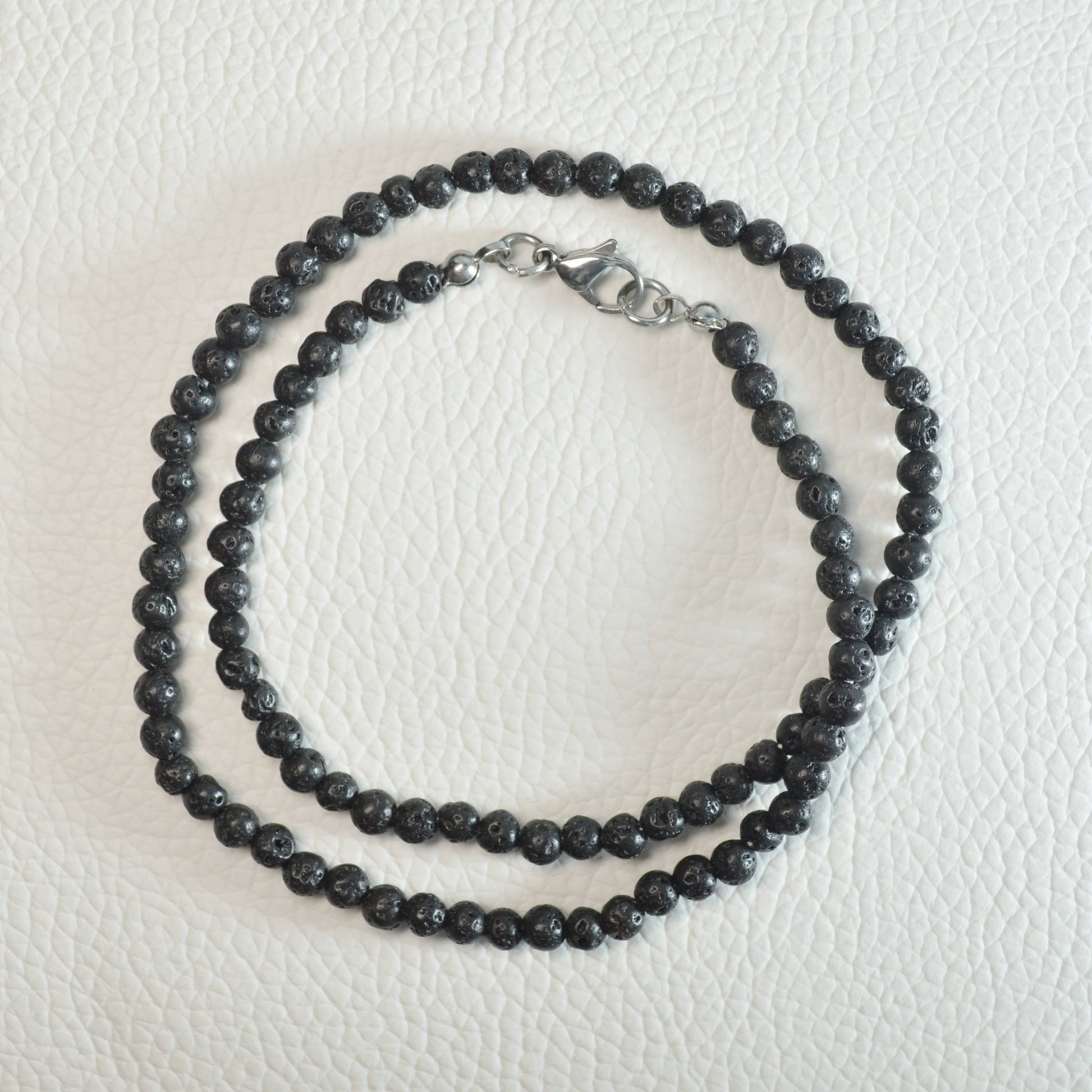 Elegante Lavastein Kette mit 4mm Perlen – perfekt als Geschenk oder für den Alltag.