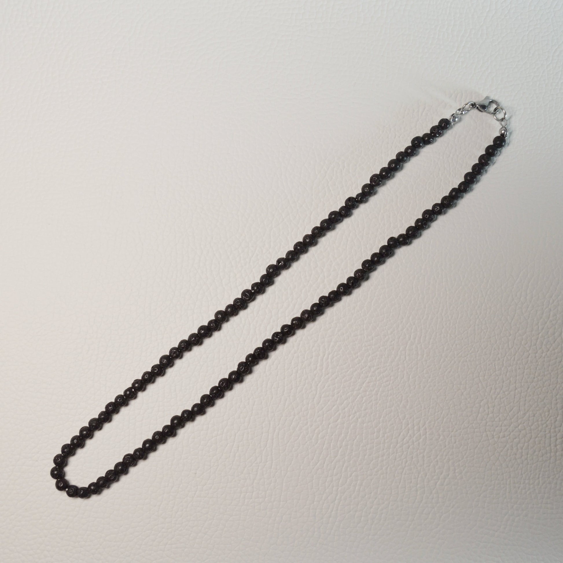 Lavastein Perlenkette aus 4mm Naturschmuck mit Metallverschluss. Gesamtansicht.