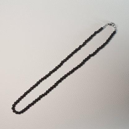 Lavastein Perlenkette aus 4mm Naturschmuck mit Metallverschluss. Gesamtansicht.