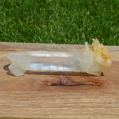 Lemurische Bergkristall Spitze auf Halterung – Gesamtansicht als dekoratives Kristall-Unikat.