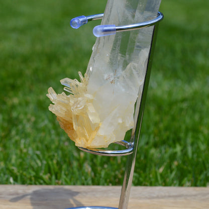 Lemurische Bergkristall Spitze auf Halterung – Nahaufnahme der typischen Wachstumsrillen sowie unterseite.