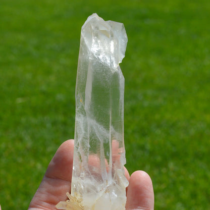 Lemurische Bergkristall Spitze auf Halterung – Nahaufnahme der Klarheit sowie Wachstumsrillen.