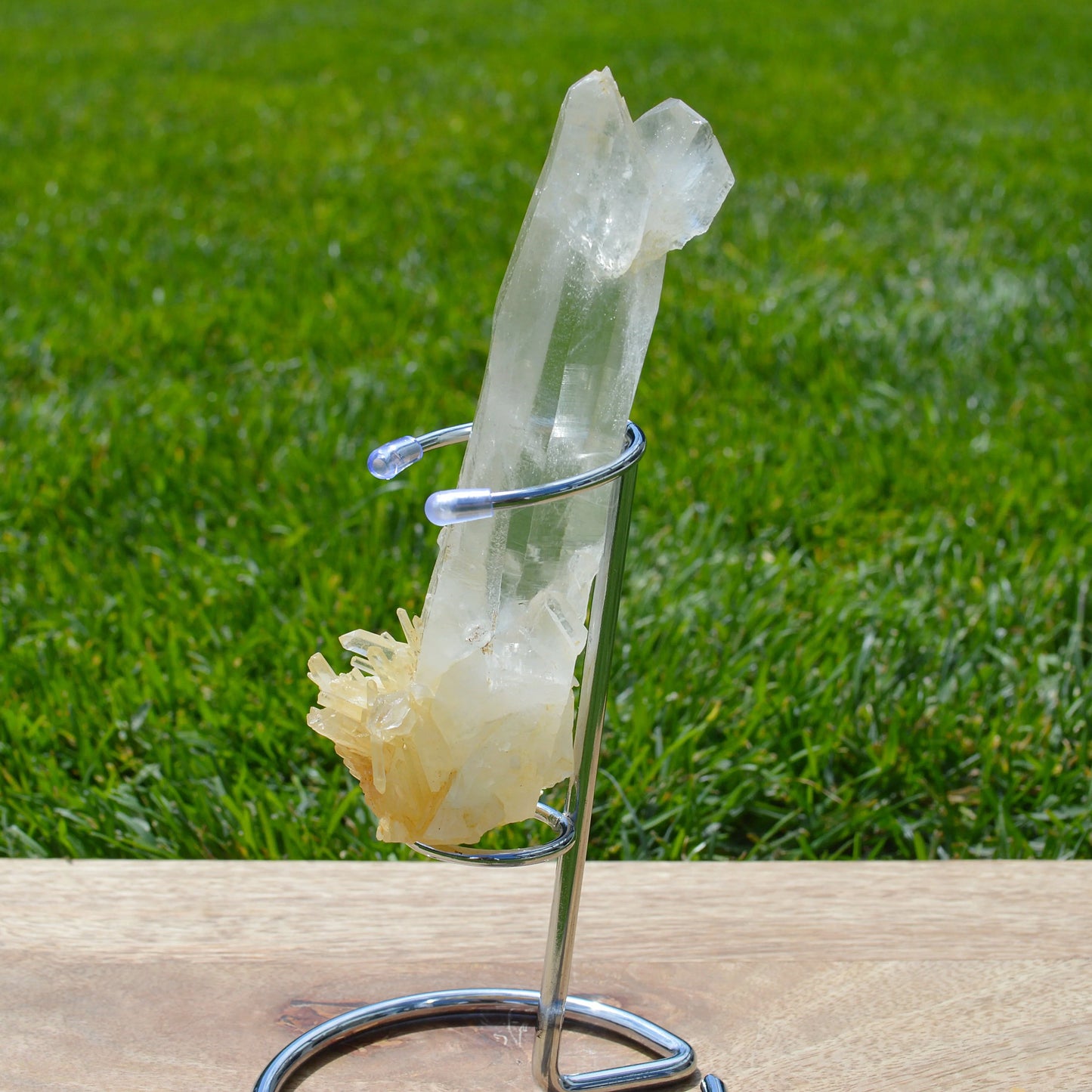 Lemurische Bergkristall Spitze auf Halterung – Seitenansicht, edles Kristall-Unikat