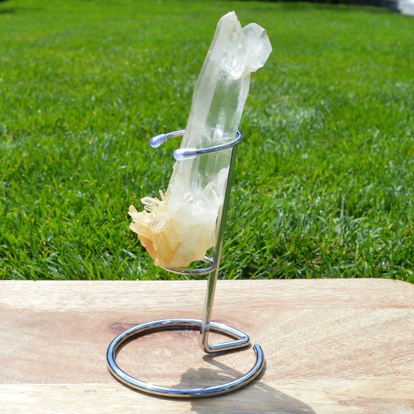 Lemurische Bergkristall Spitze auf Halterung – Seitenansicht, edles Kristall-Unikat.