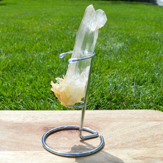 Lemurische Bergkristall Spitze auf Halterung – Seitenansicht, edles Kristall-Unikat.