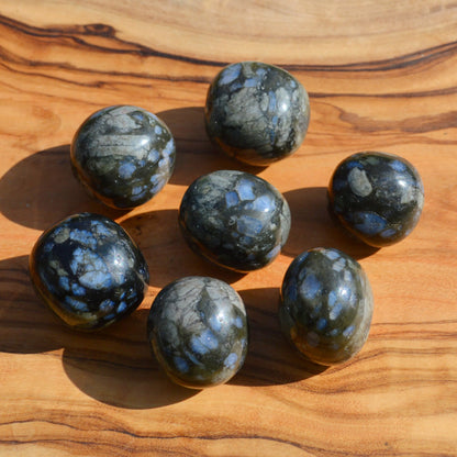 Blauer Liberit Trommelstein