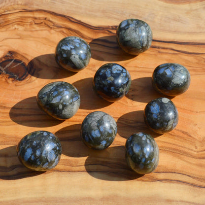 Blauer Liberit Trommelstein