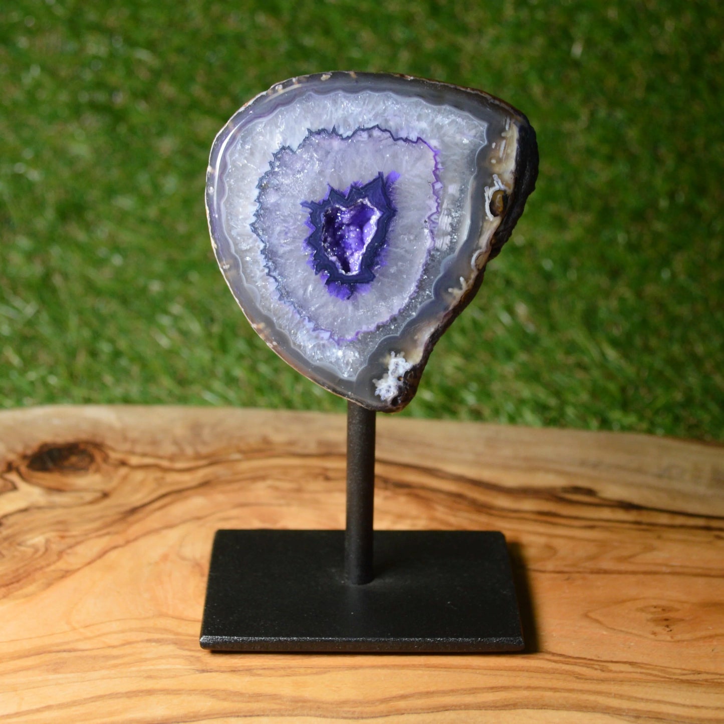 Lila Achat Geode auf rutschfestem Standfuß, gefärbter brasilianischer Kristall, Einzelstück für Kristall-Liebhaber.