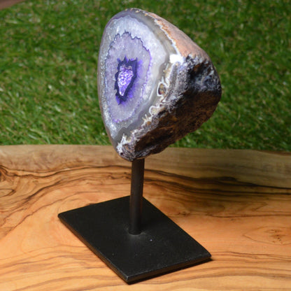 Seitenansicht der Lila Achat Geode auf rutschfestem Standfuß, gefärbter Naturstein mit auffälliger Kristallstruktur.